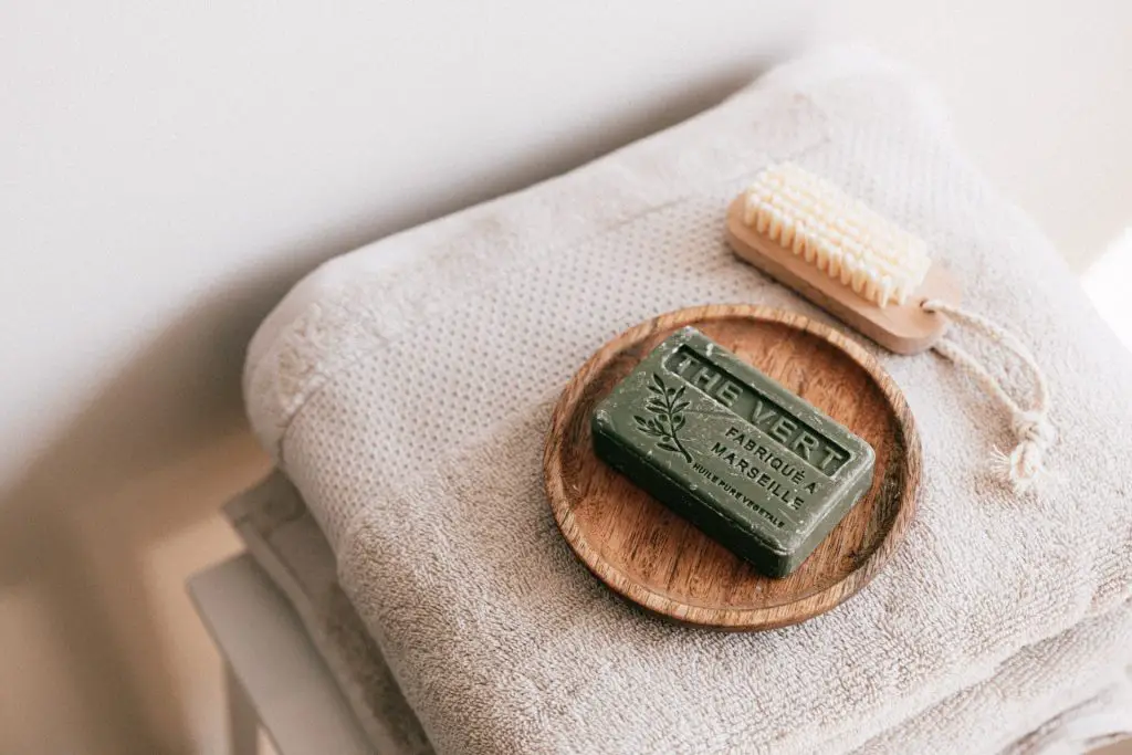 Le savon bio pour se laver dans la nature