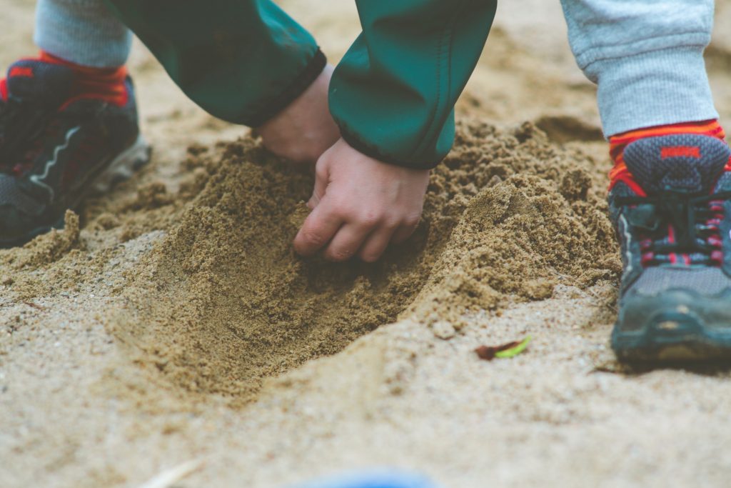 Enfant qui creuse dans le sable