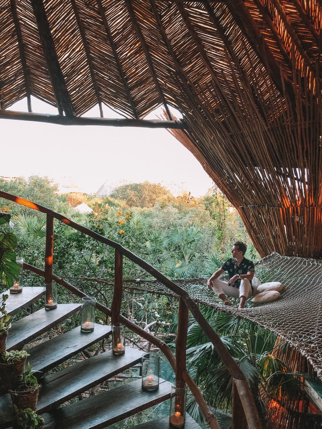 Le nomade numérique Austin Distel explore Tulum et trouve une cabane de luxe dans la jungle.