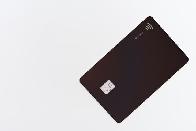 Carte bancaire noire. Bien choisir sa banque pour devenir nomade digital.