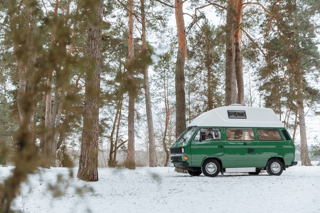van Volkswagen vert dans la neige