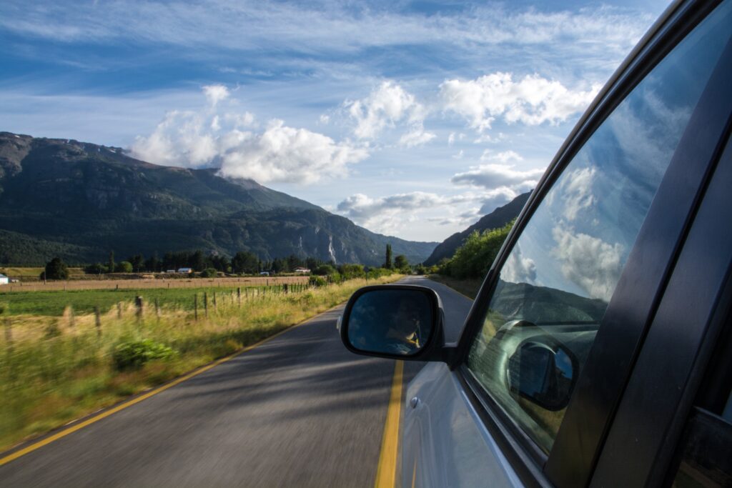 road trip en France à bord d'une voiture avec paysage montagne