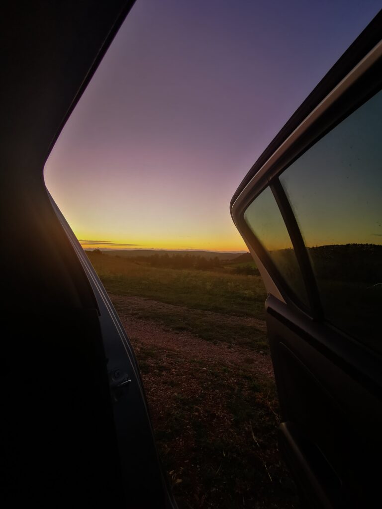 coucher de soleil sur un spot au milieu de rien pendant notre road trip d'un mois en France