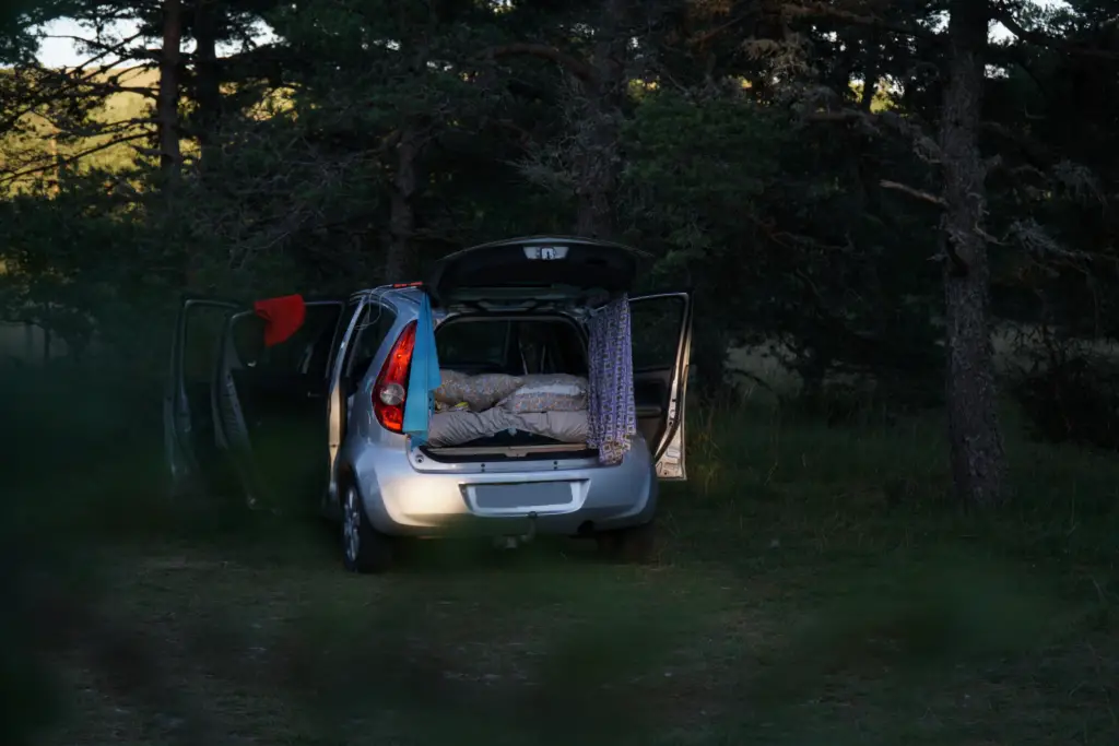 notre voiture aménagée en van sur notre spot pour la nuit en France