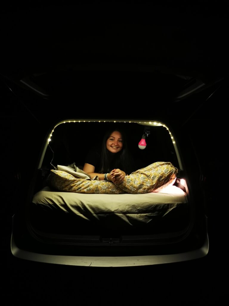 johanna dans notre voiture aménagée pour la nuit
