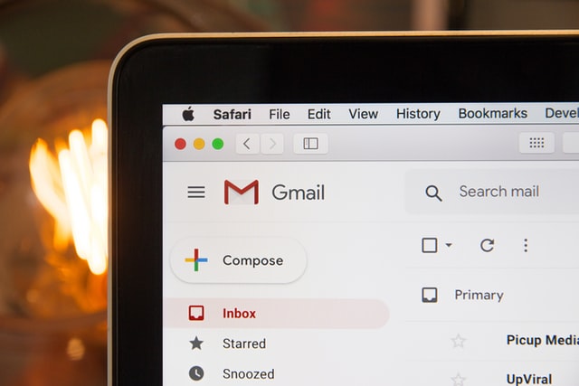 Page d'accueil de Gmail ouverte sur un MacBook.