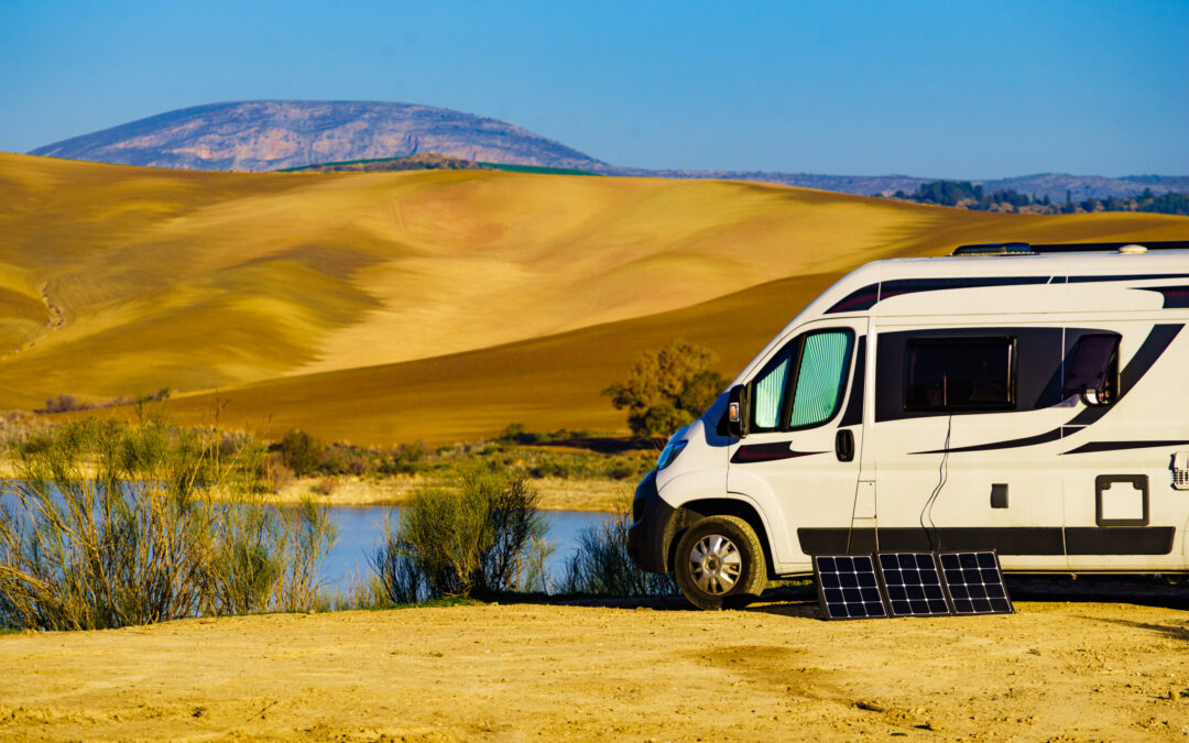 Panneau solaire pour fourgon, van et camping-car : lequel choisir ?