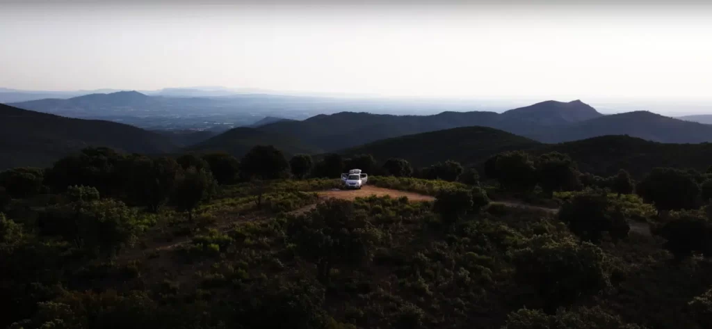 Spot en pleine montagne lors d'un road trip en voiture aménagée