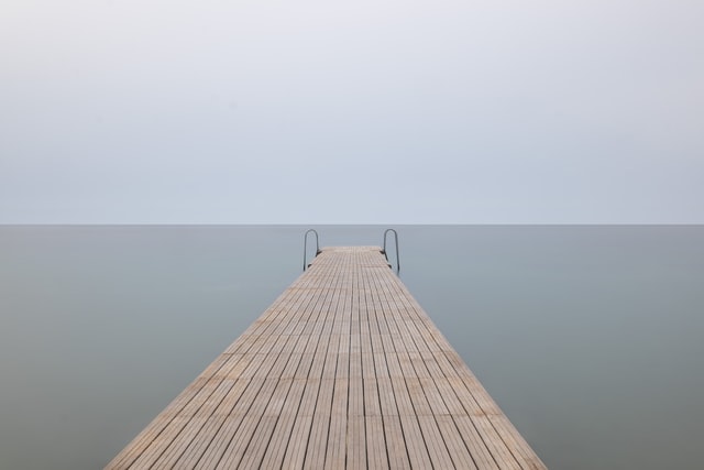 Photo minimaliste d'un ponton au bord d'un lac