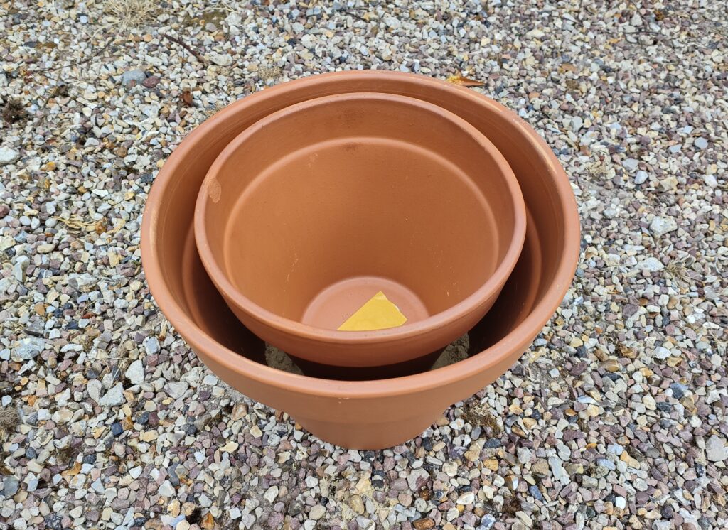 petit pot dans le grand pot en terre cuite