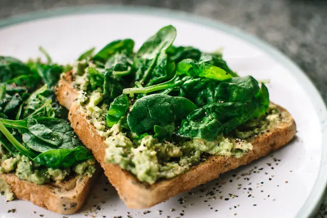 Tartine d'avocat et salade en fourgon aménagé