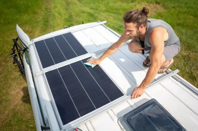 Comment nettoyer le panneau solaire d'un camping-car ?